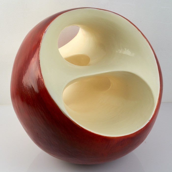 Pièce en Chocolat Noir en forme de Boule, de Stéphane Pasco, vue avant, artisan Chocolatier à Nantes