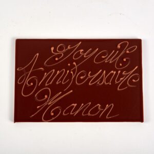 Plaque personnalisée en chocolat, à disposer sur vos pâtisseries, de Stéphane Pasco, Chocolatier à Nantes