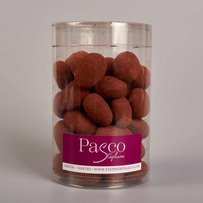 Boite de 200g d'Amandes Gianduja Cacao de Stéphane Pasco Boite de 200g d'Amandes Gianduja Cacao de Stéphane Pasco, artisan Chocolatier à Nantes et Vertou