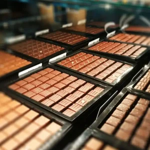 Vitrine de bonbons de chocolat noir et lait, aux ganaches irrésistibles, de Stéphane Pasco, artisan Chocolatier à Nantes et Vertou