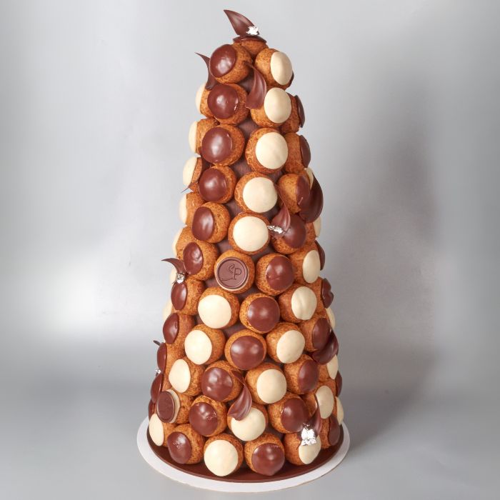 Pièce Montée de Choux Colorés sur cône en chocolat de Stéphane Pasco, artisan pâtissier à Nantes et à Vertou