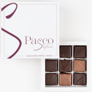 Coffret Empreinte de 9 Bonbons de Chocolat en assortiment Noir et Lait, de Stéphane Pasco Coffret Empreinte de 9 Bonbons de Chocolat en assortiment Noir et Lait, de Stéphane Pasco, artisan Chocolatier à Nantes et Vertou