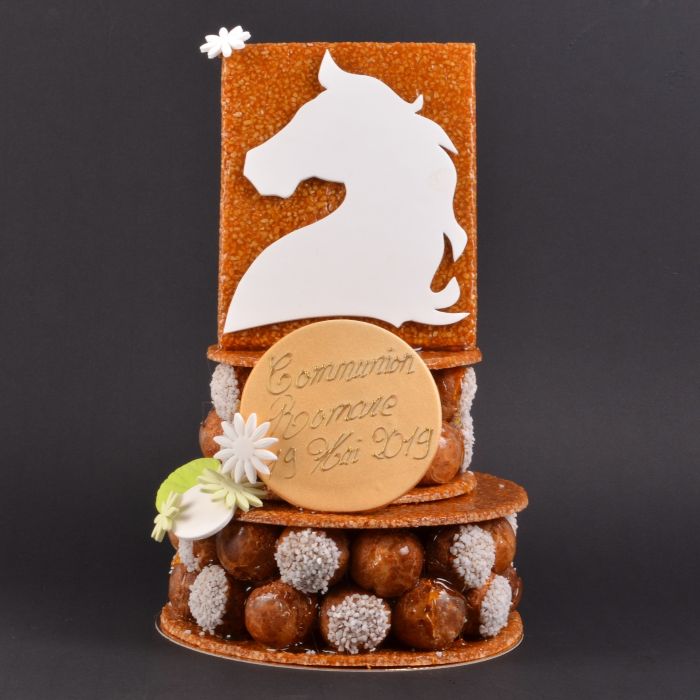 Pièce Montée de Choux Caramélisés et Nougatine, dessin de Cheval de Stéphane Pasco Pièce Montée de Choux Caramélisés et Nougatine avec un profil cheval de Stéphane Pasco, pâtissier à Nantes et Vertou