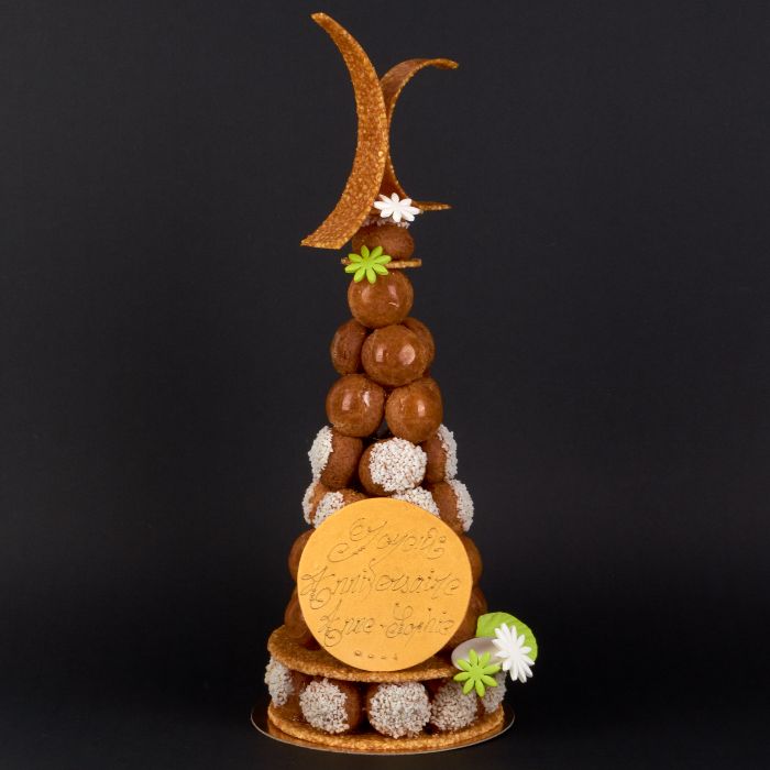 Pièce Montée de Choux Caramélisés et Nougatine en forme de cône de Stéphane Pasco, Pâtissier à Nantes et Vertou